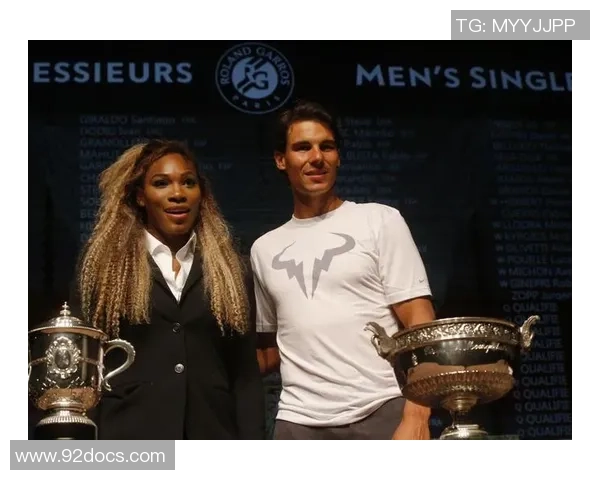 足球明星与球迷亲密合影kt板记录精彩瞬间的温馨时刻 足球明星与球迷亲密合影kt板记录精彩瞬间的温馨时刻