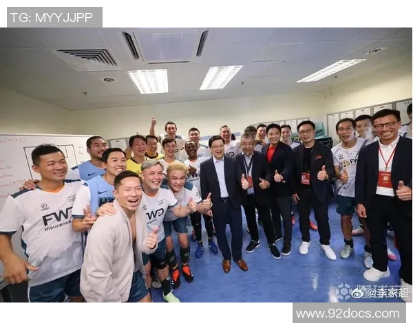 足球明星亲自送出限量版球衣与球迷互动引发热潮 足球明星亲自送出限量版球衣与球迷互动引发热潮