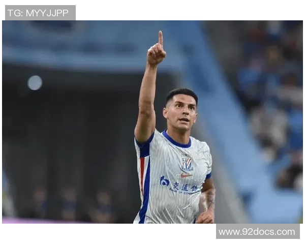 足球明星咬球服引发热议背后故事揭秘球迷反应不一 足球明星咬球服引发热议背后故事揭秘球迷反应不一