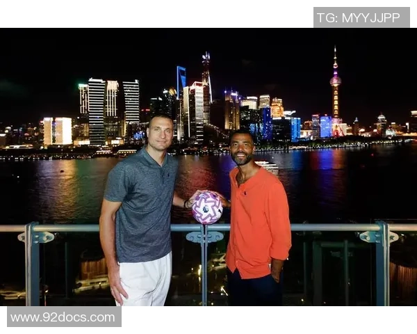 足球明星新冠复发引发关注球迷担忧健康与赛季影响