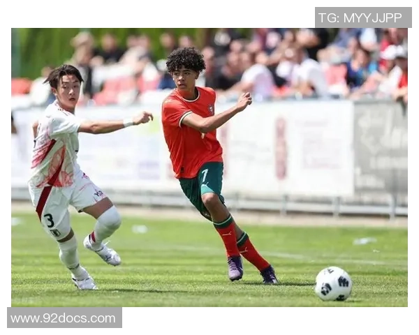 足球明星的孩子同台竞技展现天赋与梦想的精彩瞬间 足球明星的孩子同台竞技展现天赋与梦想的精彩瞬间